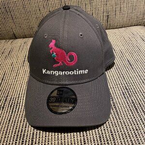 New Era 39THIRTY Kangarootime Fitted Baseball Cap/Hat Size Large/XLarge Gray